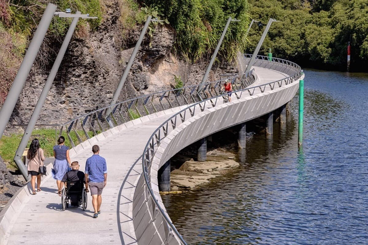 People walking and cycling along Parramatta Escarpment Boardwalk. Image credit: Abergeldie