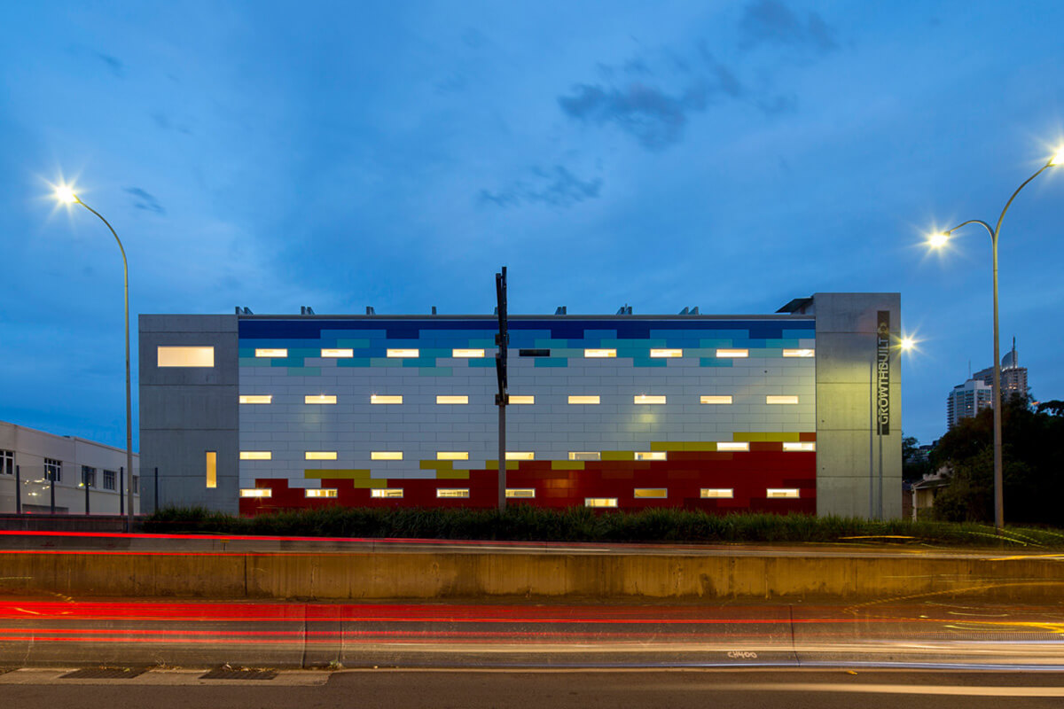 Bourke Street Apartments, Woolloomooloo – The proximity of the freeway drives the planning as the apartments turn away from noise and pollution. Credit: Brett Boardman Photography