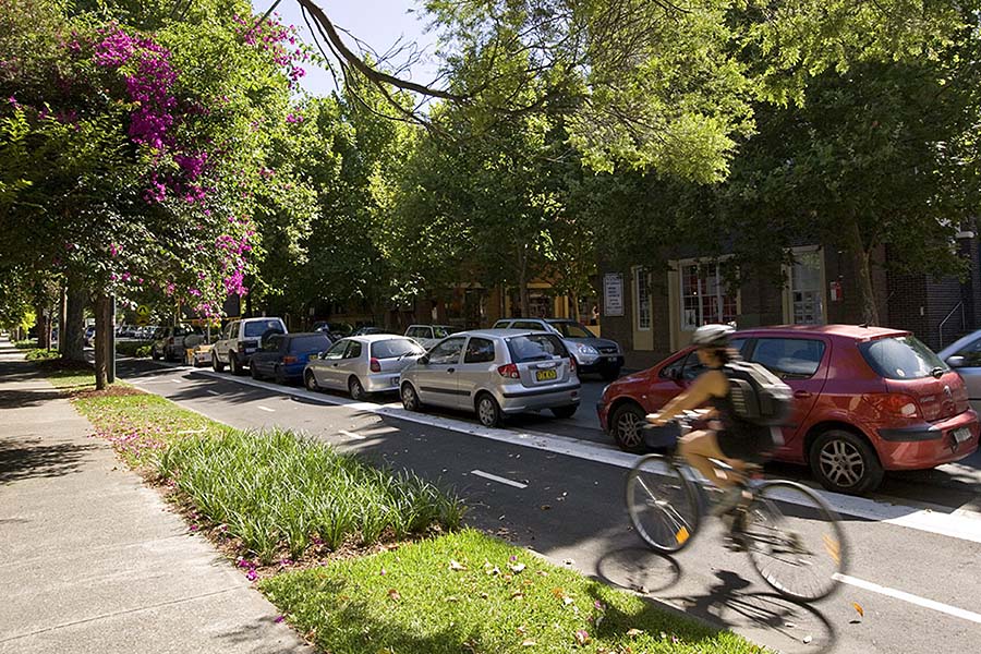 Multifunctionality: The planted median strip helps to cool the street as well as separating people on bikes and on foot. Credit: Simon Woods, City of Sydney