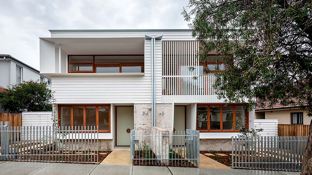 Replacing a single-storey bungalow near Bondi Beach, the Fraternal Twins townhouses present differing faces to the street, while internally the floor plans are mirror images. Credit: Katherine Lu. Source: Carter Williamson