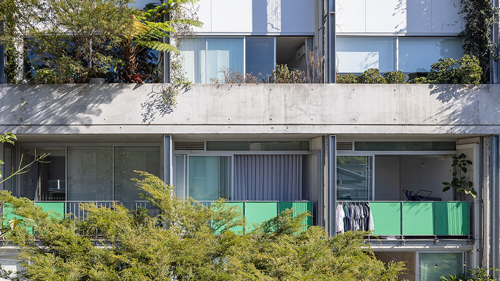 Although the Bourke Street apartments face a busy motorway, clever design and layout protect the homes from noise and other sensory challenges. Credit: Sara Vita. Source: McGregor Westlake Architecture