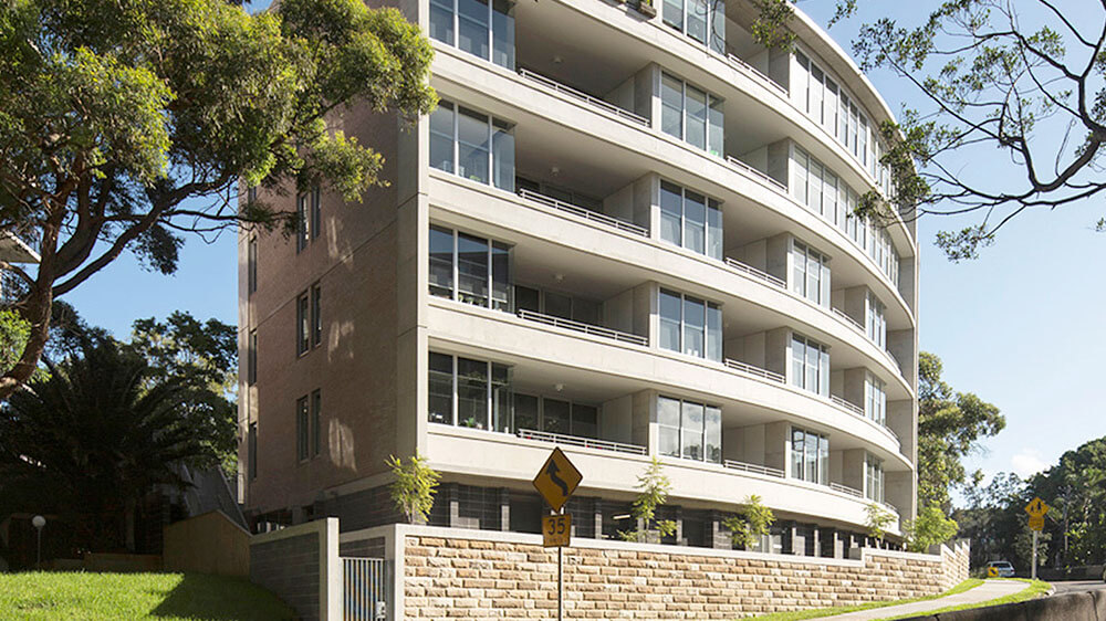 The Arc builds its distinctive form from the site’s topography, dual orientation and dramatically curved street frontage. Credit: Brett Boardman. Source: Hill Thalis A+UP 