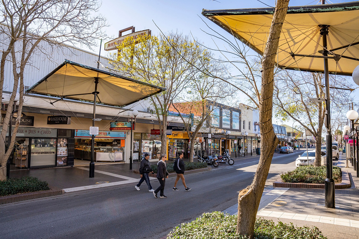 Shoppers cross Junction street in Nowra NSW. Credit: Dee Kramer/DPHI
